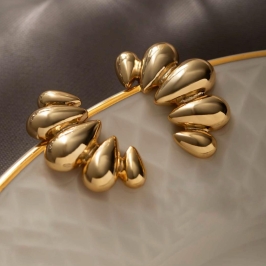 BRINCO GOTAS LISAS EM BANHO DE OURO 18K