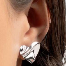 BRINCO CORAÇÃO ORGÂNICO EM BANHO DE RÓDIO BRANCO