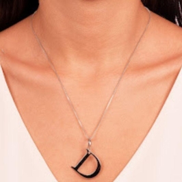 PIGENTE LETRA D LISO EM BANHO DE RÓDIO BRANCO