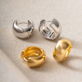 BRINCO ARGOLA LISA EM BANHO DE OURO 18K