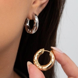 BRINCO ARGOLA DETALHADA LISA EM BANHO DE OURO 18K