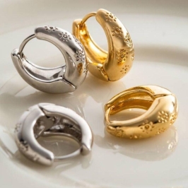 BRINCO ARGOLA DETALHADA EM BANHO DE RÓDIO BRANCO