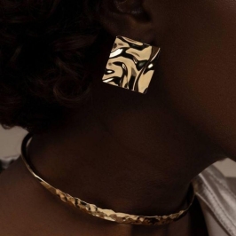 BRINCO ORGÂNICO QUADRADO LISO EM BANHO DE OURO 18K