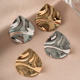 BRINCO ORGÂNICO GOTA LISO EM BANHO DE OURO 18K