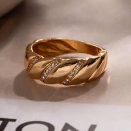 ANEL TORCIDO MICRO ZIRCÔNIA  EM BANHO DE OURO 18K