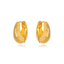 BRINCO ARGOLA DETALHADA EM BANHO DE OURO 18K