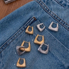 BRINCO ARGOLA DETALHADA EM BANHO DE OURO 18K