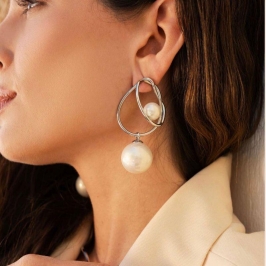 BRINCO ARGOLA PÉROLA EM BANHO DE RÓDIO BRANCO