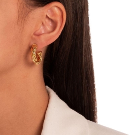 BRINCO ARGOLA TORCIDA LISA EM BANHO DE OURO 18K