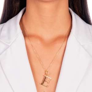 PINGENTE LETRA E LISO EM BANHO DE OURO 18K