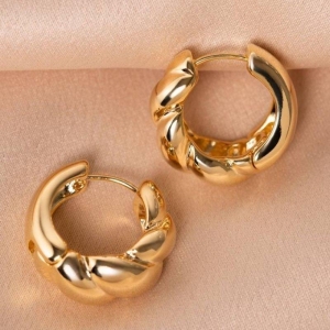 BRINCO ARGOLA TORCIDA LISA EM BANHO DE OURO 18K