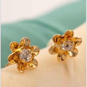 BRINCO  FLOR CRISTAL EM BANHO DE OURO 18K