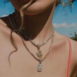 PINGENTE LETRA CRAVEJADO EM BANHO DE OURO 18K