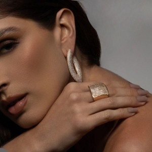 ANEL ESCUDO QUADRADO COM CRAVAÇÃO PAVÊ EM BANHO DE OURO 18K