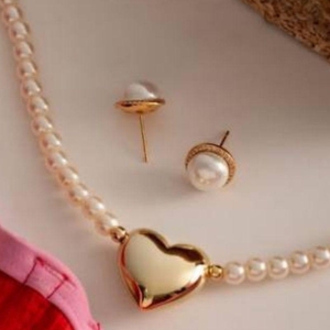 BRINCO BOTÃO PÉROLA COM HALO CRAVEJADO - BANHO DE OURO 18K