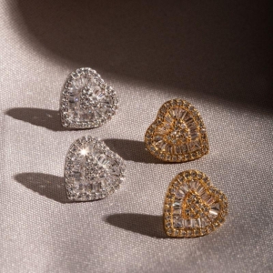 BRINCO CORAÇÃO PIZZA CRAVEJADO - BANHO DE OURO 18K