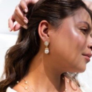 BRINCO PENDENTE PÉROLA COM BASE LOSANGO CRAVEJADA - BANHO DE OURO 18K