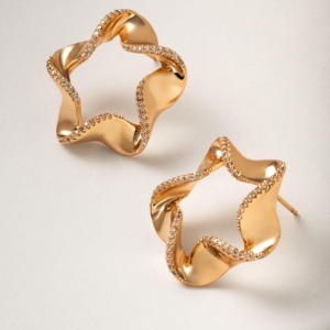 BRINCO ESTRELA FLUIDA CRAVEJADA - BANHO DE OURO 18K