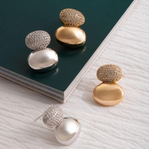 BRINCO ORGÂNICO COM TOPO CRAVEJADO - BANHO DE OURO 18K