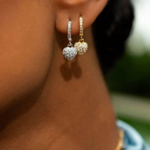 BRINCO ARGOLA CLICK COM PINGENTE CORAÇÃO CRAVEADO - BANHO DE OURO 18K