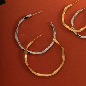 BRINCO ARGOLA TORCIDA FACETADA BANHO OURO 18K