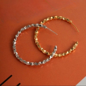 BRINCO ARGOLA TEXTURIZADA FACETADA BANHO RÓDIO BRANCO