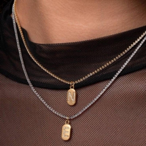 COLAR CHOKER RIVIERA LETRA B EM MISTURA DE BANHOS