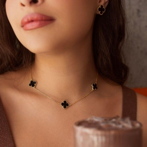 COLAR CHOKER TREVOS EM RESINA PRETA - BANHO DE OURO 18K