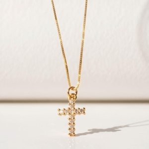 COLAR CRUZ CRAVEJADA PONTILHADA EM BANHO DE OURO 18K