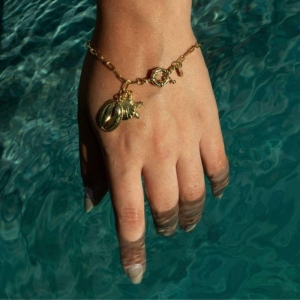 PULSEIRA ELO CARTIER COM BERLOQUES MARÍTIMOS - BANHO DE OURO 18K