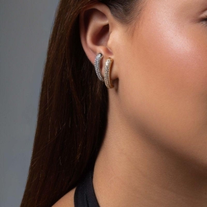 BRINCO EAR CUFF CURVADO CRAVEJADO BANHADO EM OURO 18K