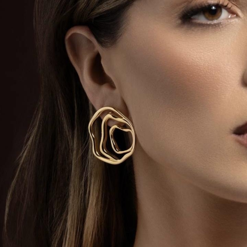 BRINCO ORGÂNICO LISO EM BANHO DE OURO 18K