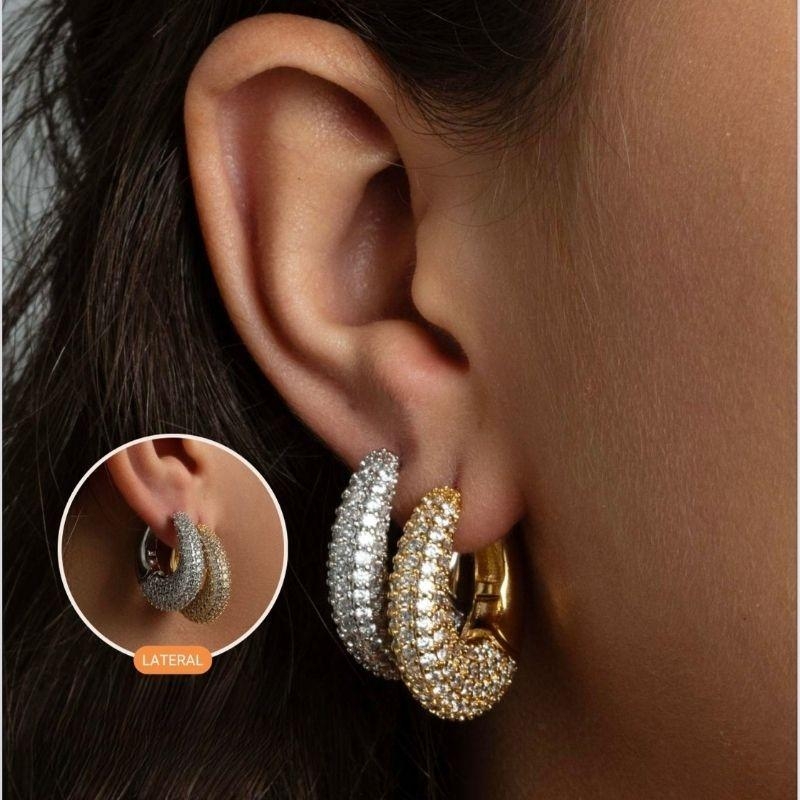 BRINCO ARGOLA CRAVEJADA EM BANHO DE OURO 18K