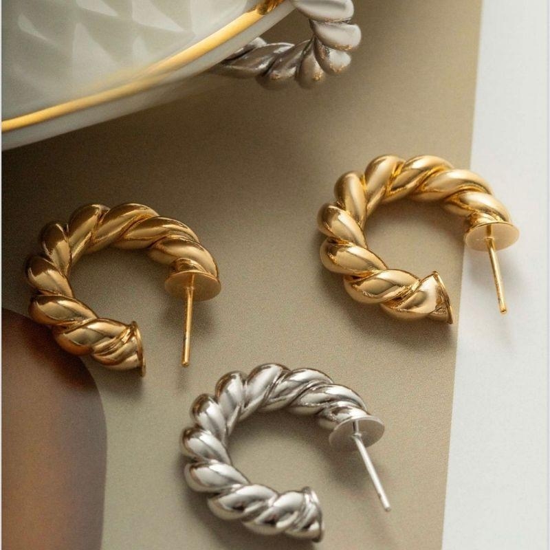 BRINCO ARGOLA TORCIDA EM BANHO DE OURO 18K