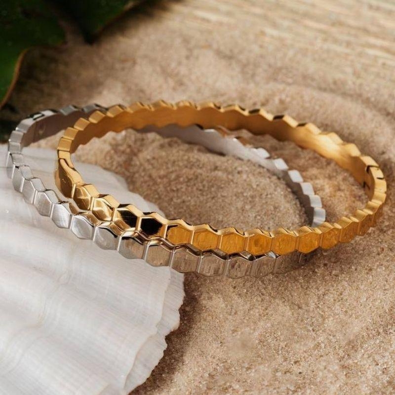 PULSEIRA BRACELETE DETALHADO EM BANHO DE RÓDIO BRANCO