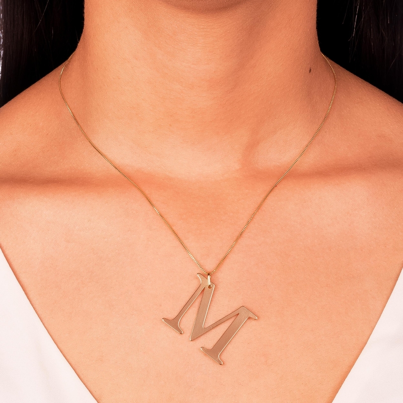 PINGENTE LETRA M LISA EM BANHO DE OURO 18K