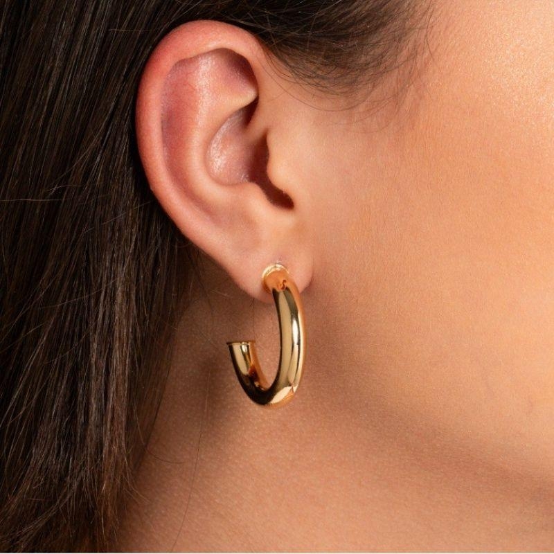 BRINCO ARGOLA LISA EM BANHO DE OURO 18K