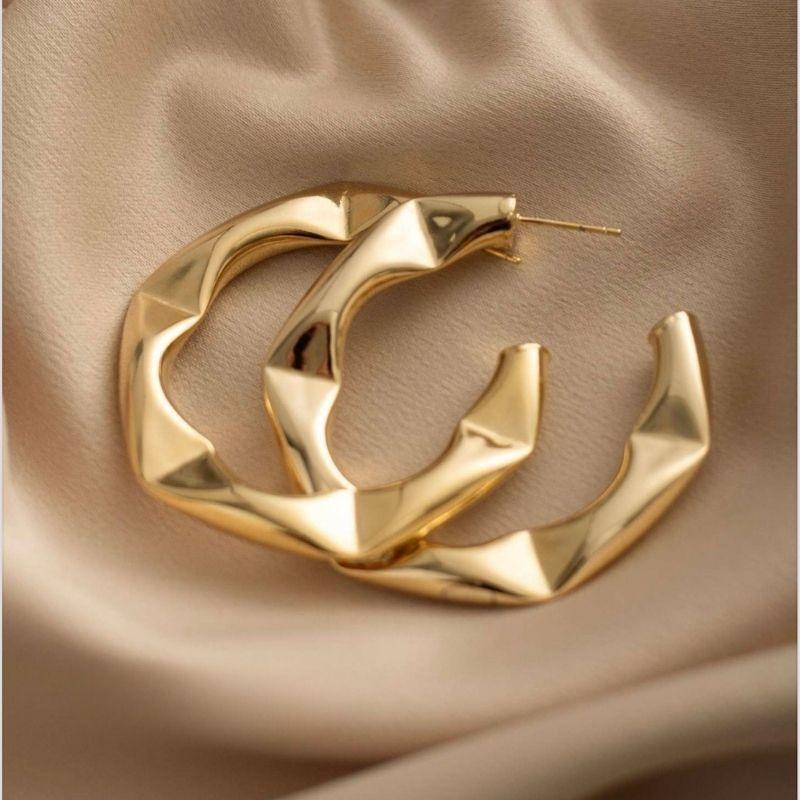 BRINCO ARGOLA DETALHADA LISA EM BANHO DE OURO 18K