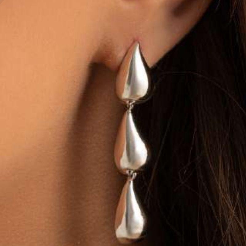 BRINCO GOTAS PENDURADAS LISA EM BANHO DE RÓDIO BRANCO