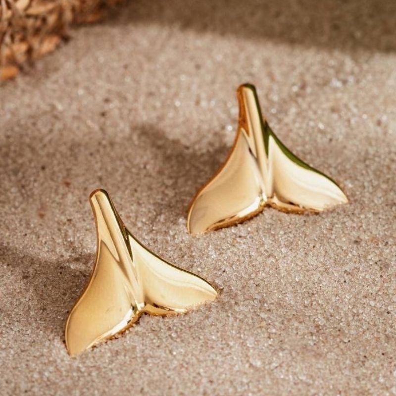 BRINCO CALDA DE SEREIA LISO EM BANHO DE OURO 18K