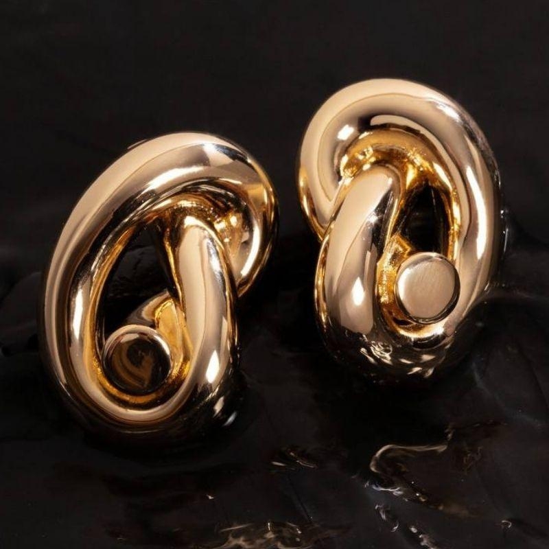 BRINCO NÓ LISO EM BANHO DE OURO 18K