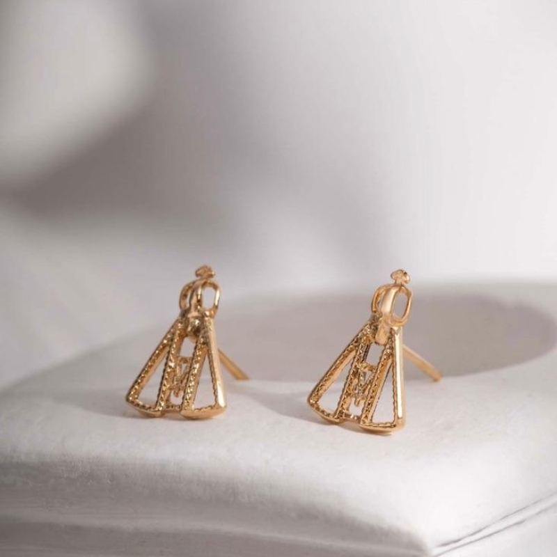 BRINCO NOSSA SENHORA LISO EM BANHO DE OURO 18K