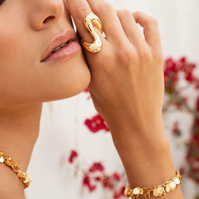 ANEL ORGÂNICO LISO EM BANHO DE OURO 18K