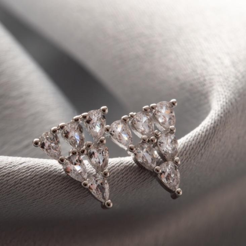 BRINCO CRISTAIS EM BANHO DE RÓDIO BRANCO