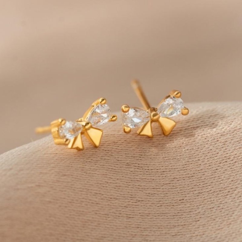 BRINCO LAÇO CRISTAL EM BANHO DE OURO 18K