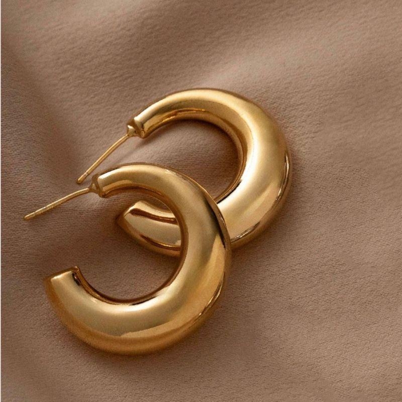 BRINCO ARGOLA LISA EM BANHO DE OURO 18K