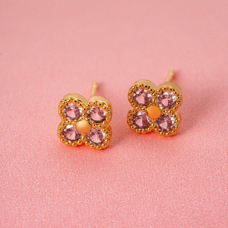 BRINCO FLOR QUARTZO ROSA EM BANHO DE OURO 18K