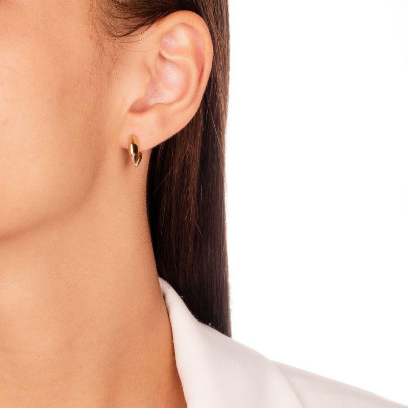 BRINCO ARGOLA DETALHADA EM BANHO DE OURO 18K