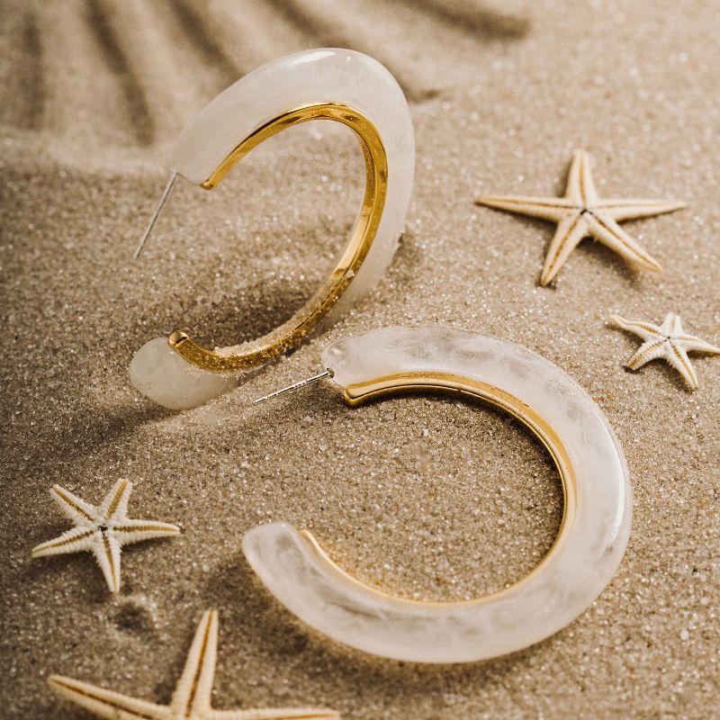 BRINCO ARGOLA LISA EM BANHO DE OURO 18K