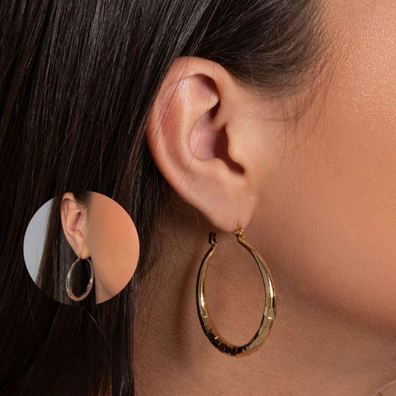 BRINCO ARGOLA DETALHADA  EM BANHO DE OURO 18K